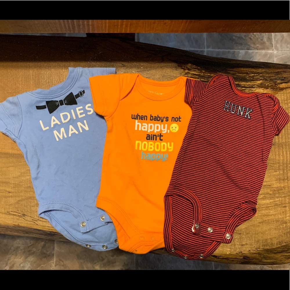 Lot of 3 short sleeve NB graphic onsies